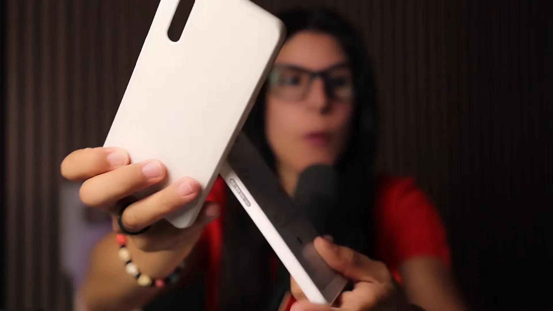 Primer plano de la parte trasera del Big Me Hybrid Pro mostrando la cámara y la funda incluida