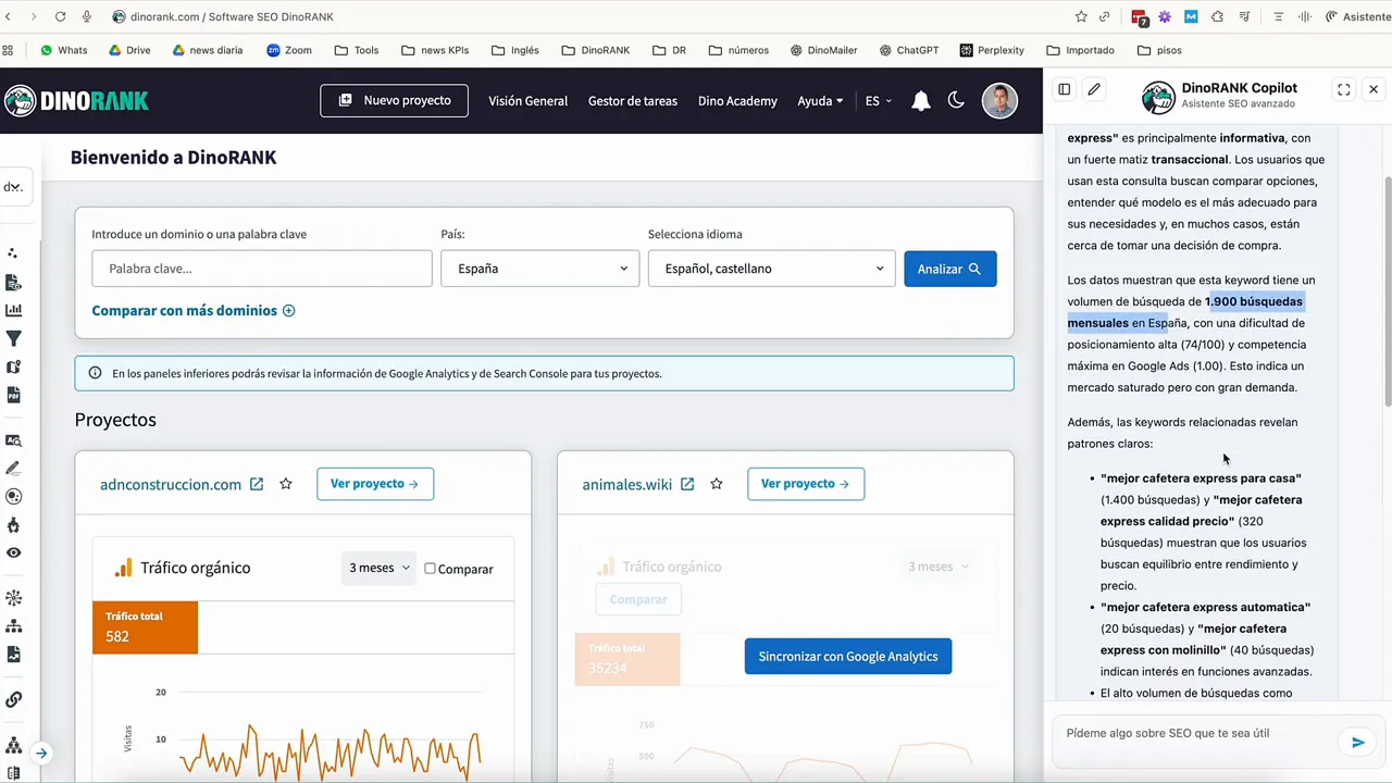 Análisis del Copilot mostrando intención de búsqueda, 1.900 búsquedas mensuales y sugerencias editoriales