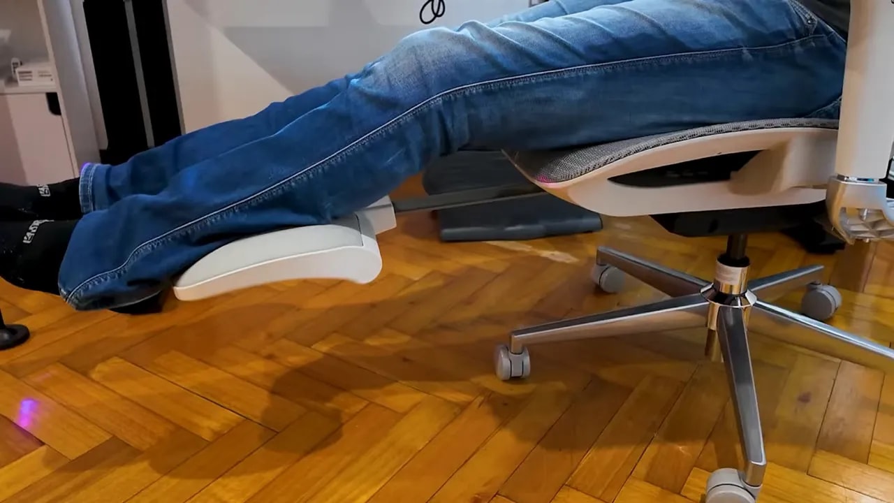 reposapiés retráctil extendido con piernas estiradas mostrando la reclinación de la Hbada E3 Pro