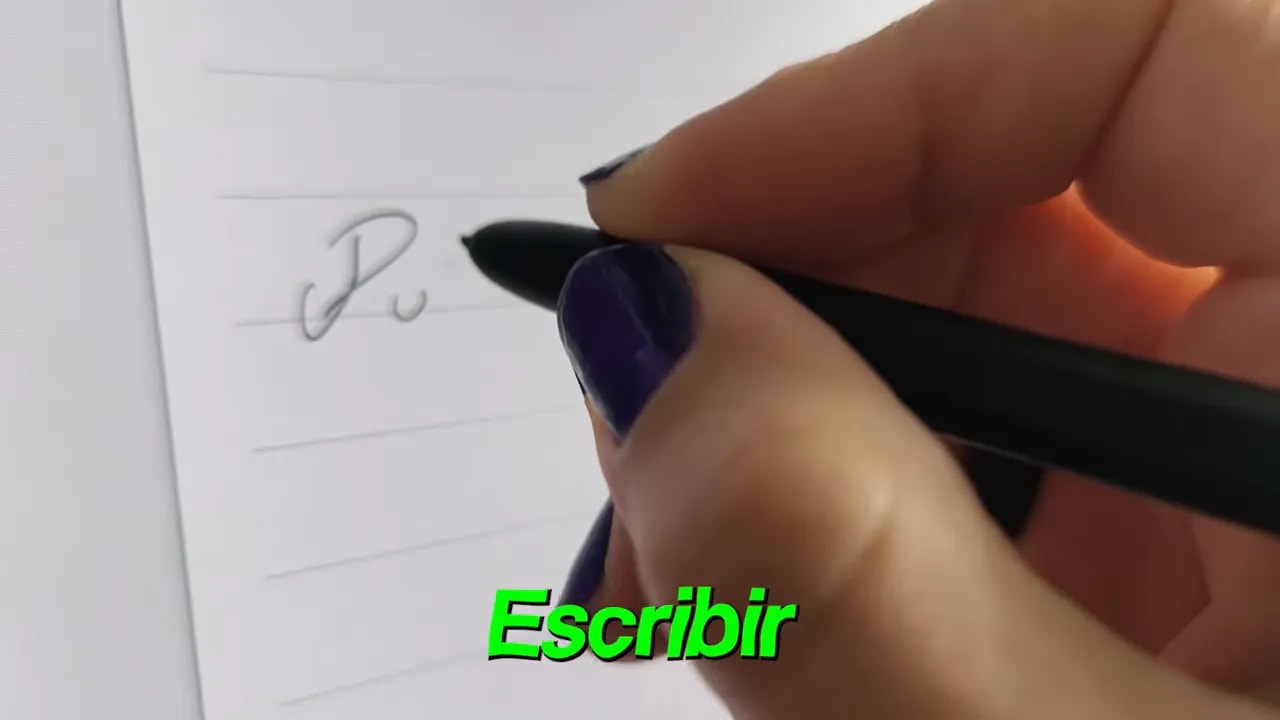 Primer plano de un lápiz digital trazando en la pantalla con un trazo visible, demostrando baja latencia.