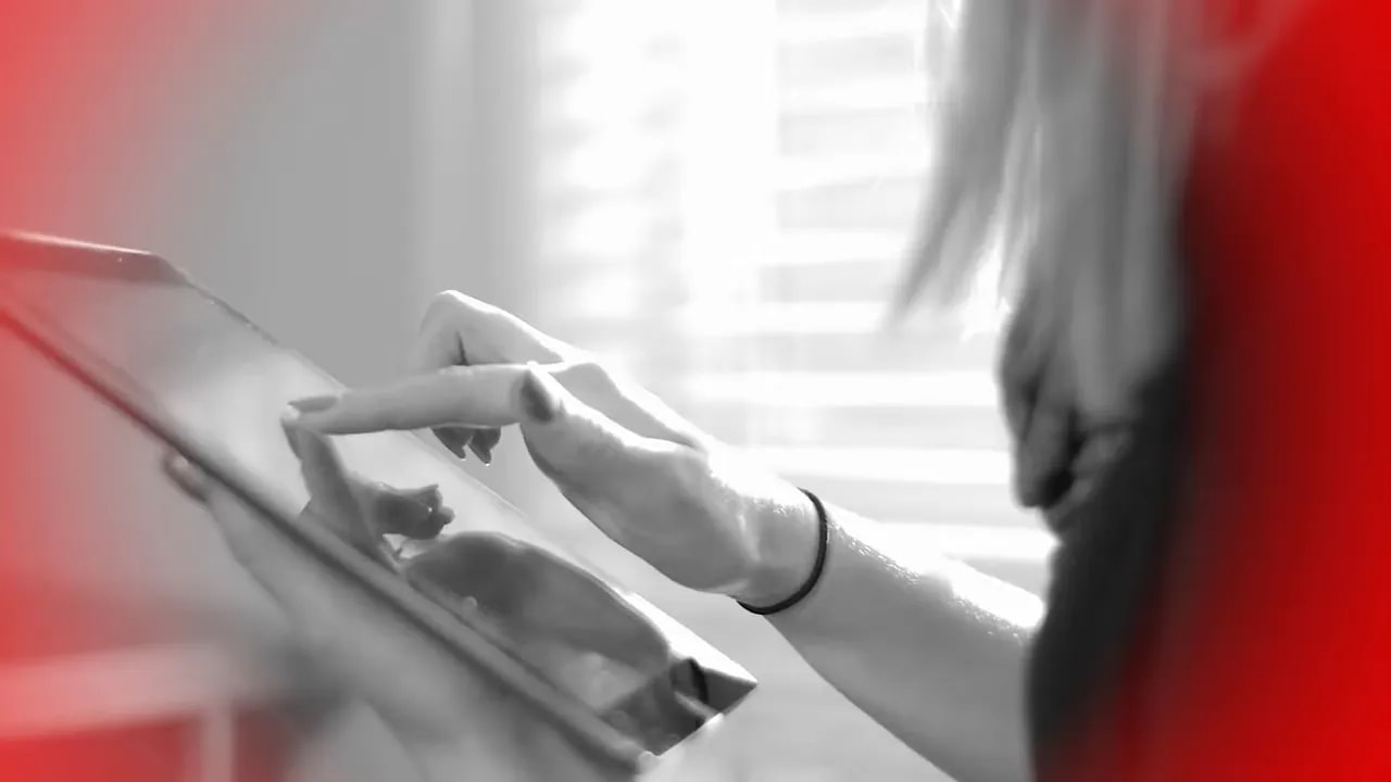 Dedo tocando la pantalla de una tablet para interactuar con una aplicación