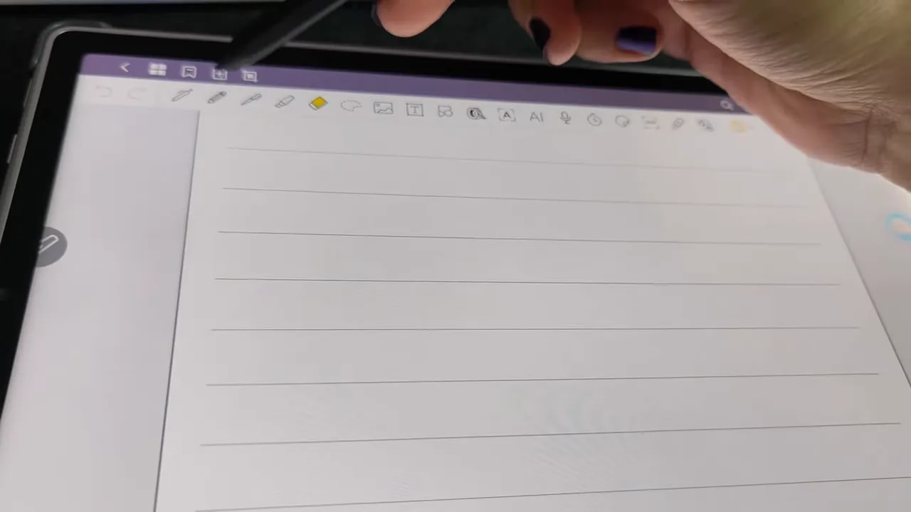 Pantalla de la app nativa con página rayada y barra de herramientas superior para dibujar y exportar