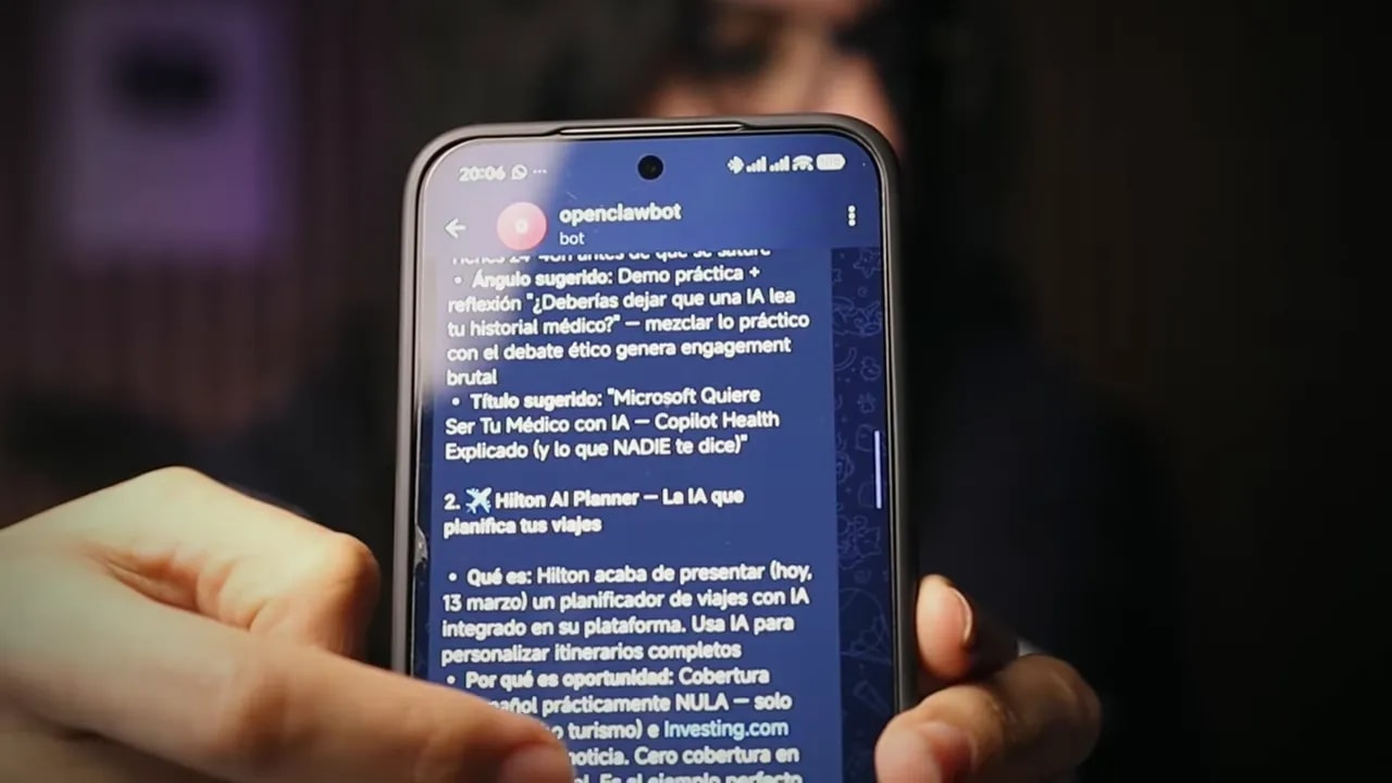 Teléfono mostrando oportunidades y títulos sugeridos por el bot openclawbot