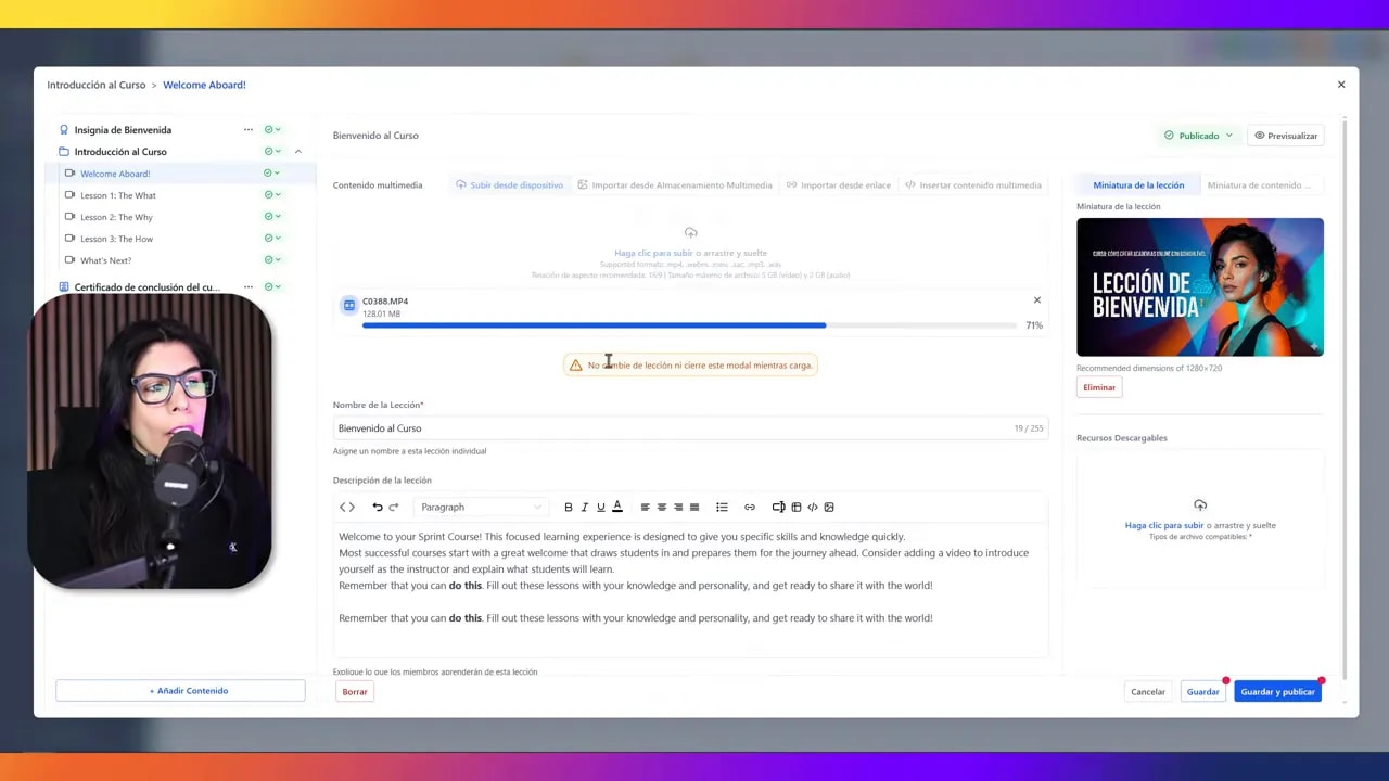 Pantalla de edición de lección con barra de progreso de subida y miniatura de la lección a la derecha